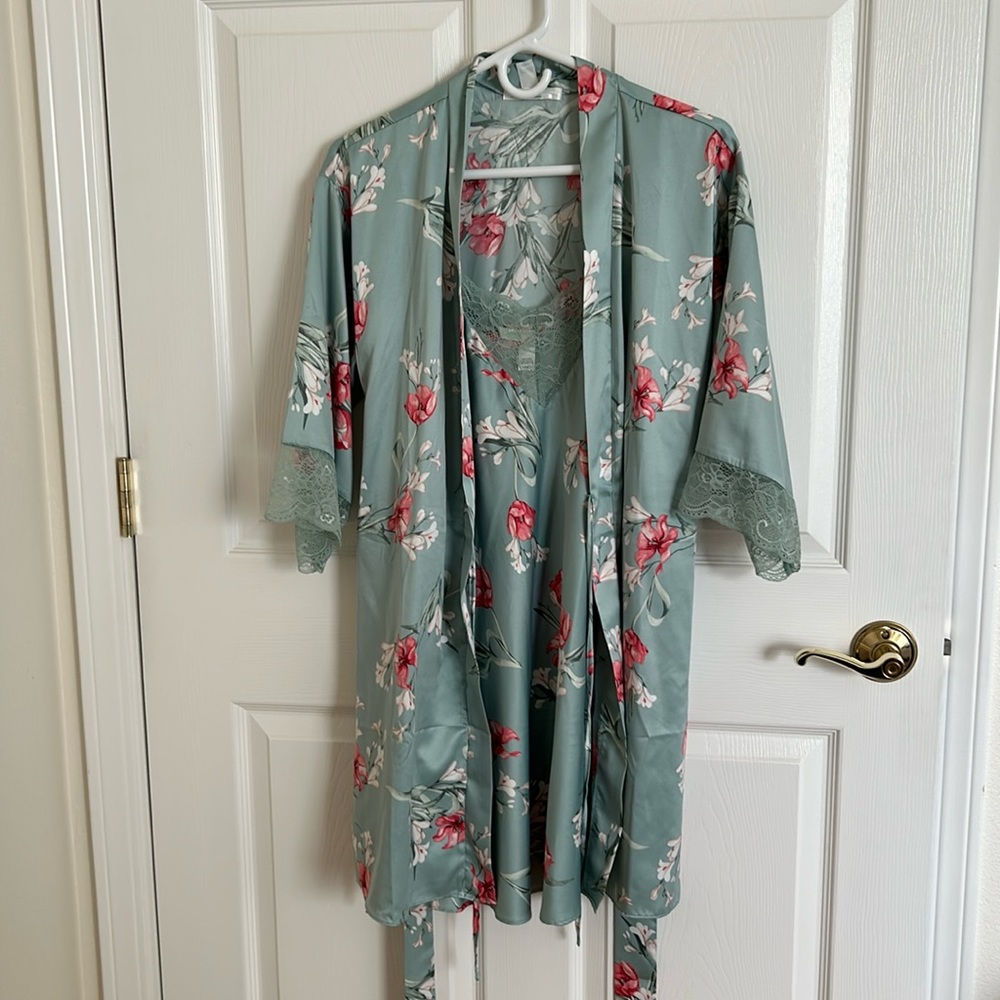 Flora robe and slip
